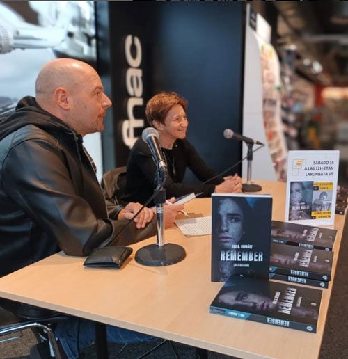 Román Huarte Castro y Ana G. Herráez en la Fnac de Bilbao
