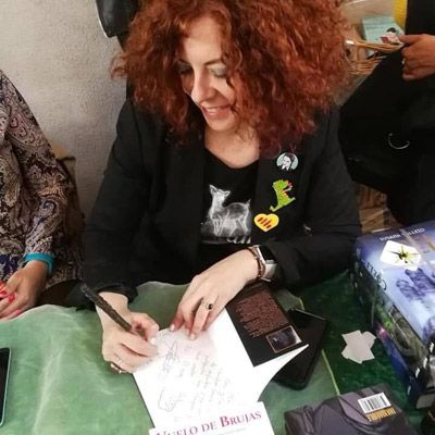 La escritora de fantasía Júlia Díez dedica un libro