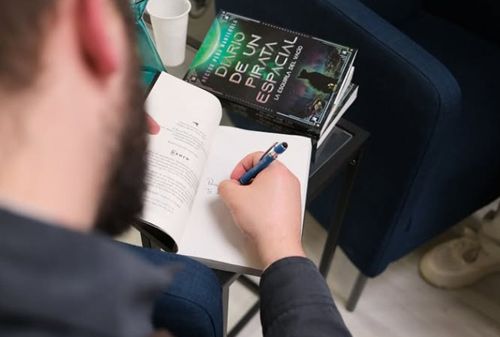 Hector Peña Manterola firmando Diario de un pirata espacial